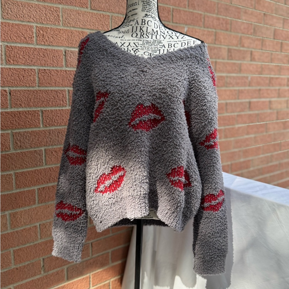 POL Off-the-Shoulder Gray Sweater with Red Lips